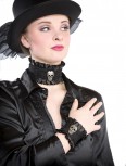 schwarzes Hals- und Armband mit silberfarbenen Totenkopf Halloween